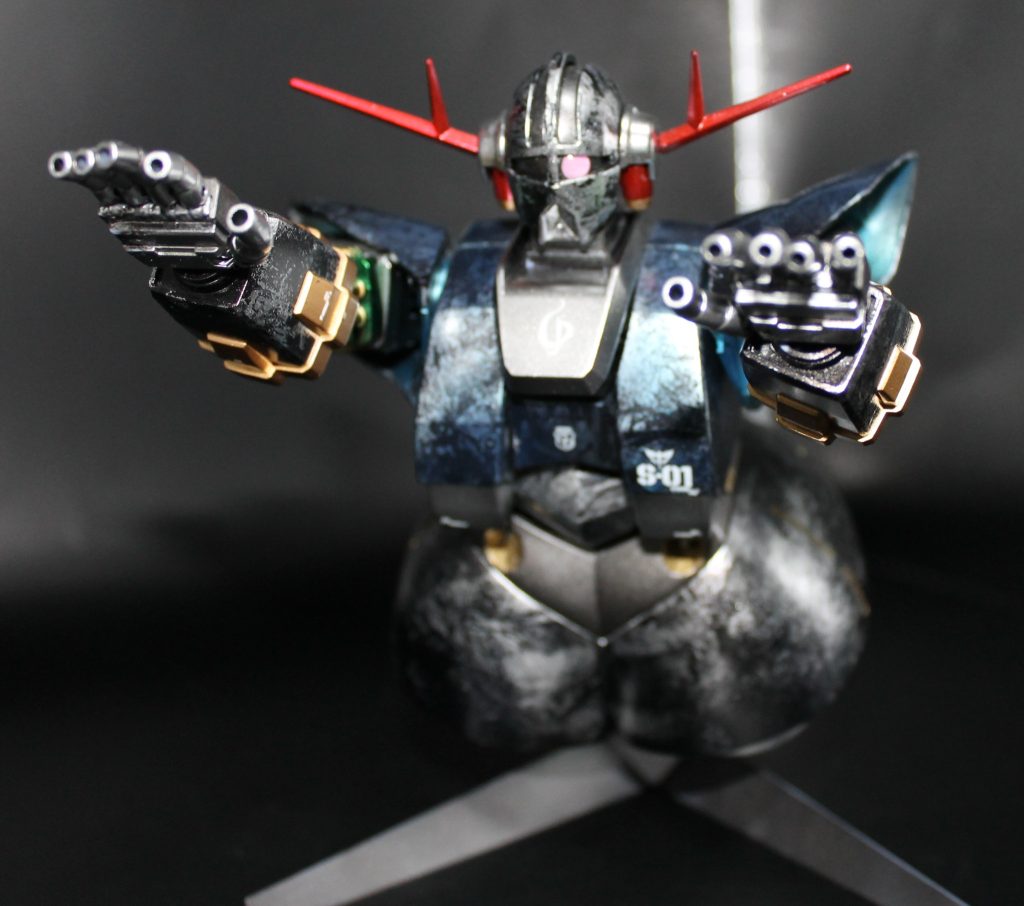 そして両手構え。このようなポーズの印象が強いかも。劇中でやっていたかは記憶が定かではありませんが…なんだか幽霊みたいですね。元ブラウブロなキケロガが灰色の幽霊とか呼ばれてたし、そう見えるのは昔から意図的なんでしょうか。