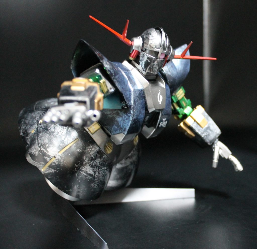 右手構え。脚はないし武器もパッと見ない。なのに、いやだからこそ強さや恐ろしさを感じる機体ですね。「脚なんて飾りです!」しか知らない状態でアニメを見たら、かなり暴れていてびっくりした記憶。