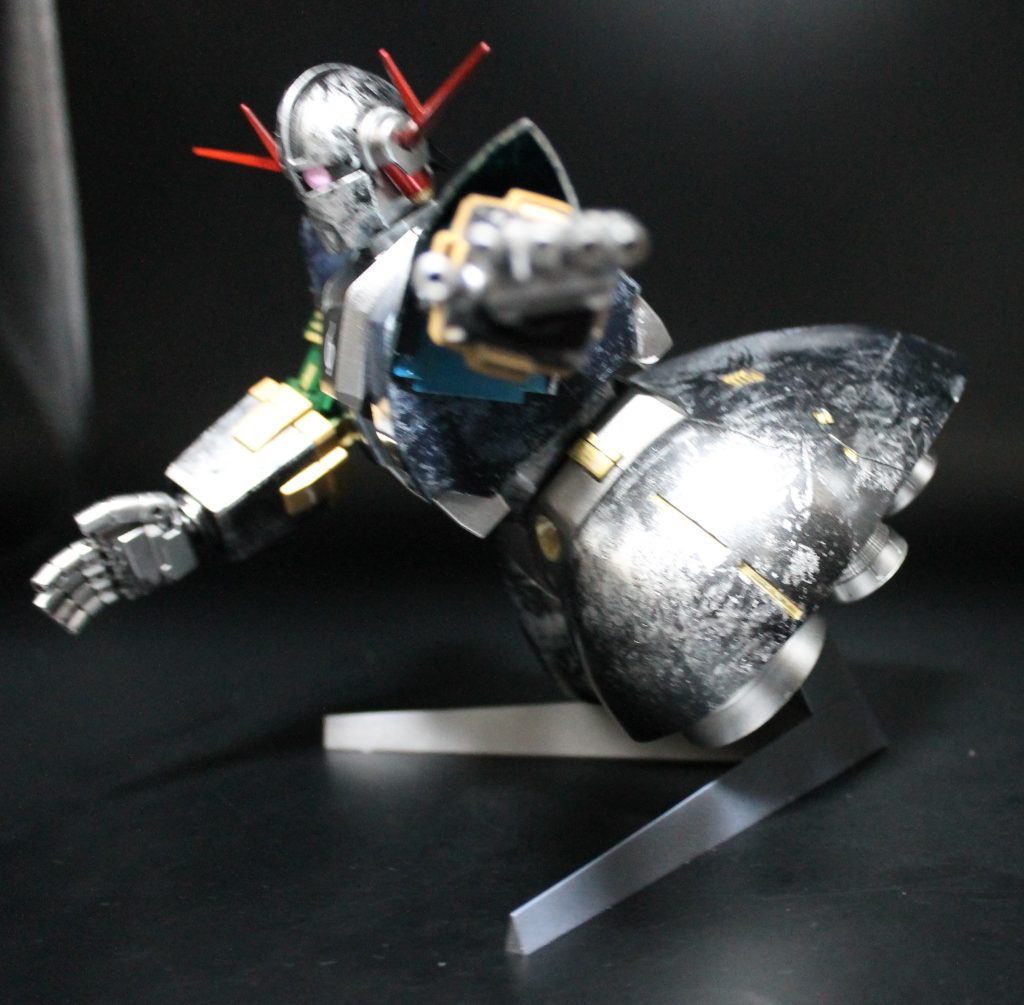 左手構え。ここから出るビームで戦艦が溶けていくのが恐ろしい。ORIGINや設定画のような紫色にすることも考えましたが、アニメに寄せたこの色も良い感じですね。赤く塗ってる暇がなかったのなら成形色に近い感じの方が自然に見えるから…かも?