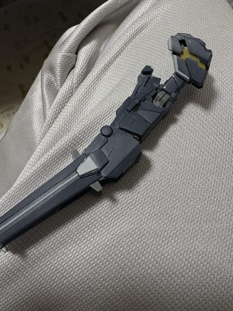 両腕、肩、アームドアーマースジボリ追加マイナスモールド追加プラ板プラ棒にて面構成変更肩パーツプラ板にて大型化