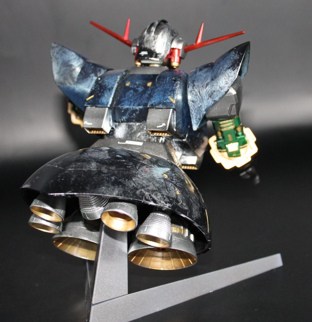 後ろからの一枚。省エネな制作でしたがさすがに部分塗装や塗り分けはやっていますね。差し色はとりあえず金色の精神はここでも発揮されています。惜しむらくはあまり光沢が出ていないこと。やすりやコンパウンドを仕上げに使ったのですが、下地がデコボコだとあまりうまくいきませんでした。クリアー塗料を厚塗りしまくるべきでしたね。