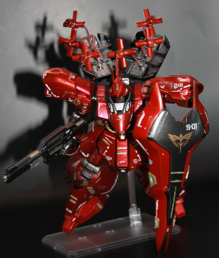 前からも一枚。でかくてプレッシャーを感じますね。スジボリは若干手馴れてきた感じがしますね…あまり目立っていませんが。部分塗装やデカール貼りも今までで一番念入りにやりました。デカールは普段あまり貼らないタイプなのですが、ここまでやるとさすがに情報量が多くてかっこいいですね。これからは貼る枚数増やそうかな?