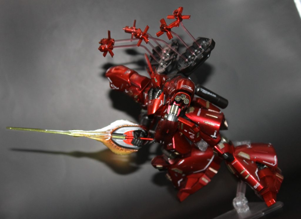 ビームトマホーク構え。どちらかというとガンダムみたいなポーズに見えますね。デカい機体にデカい武器!やはり最高です。映画では宇宙で戦っていましたが、地上での剣戟も映えそうですね。色々考えると、地上で戦わないことに意味がある機体なのかもしれませんが。