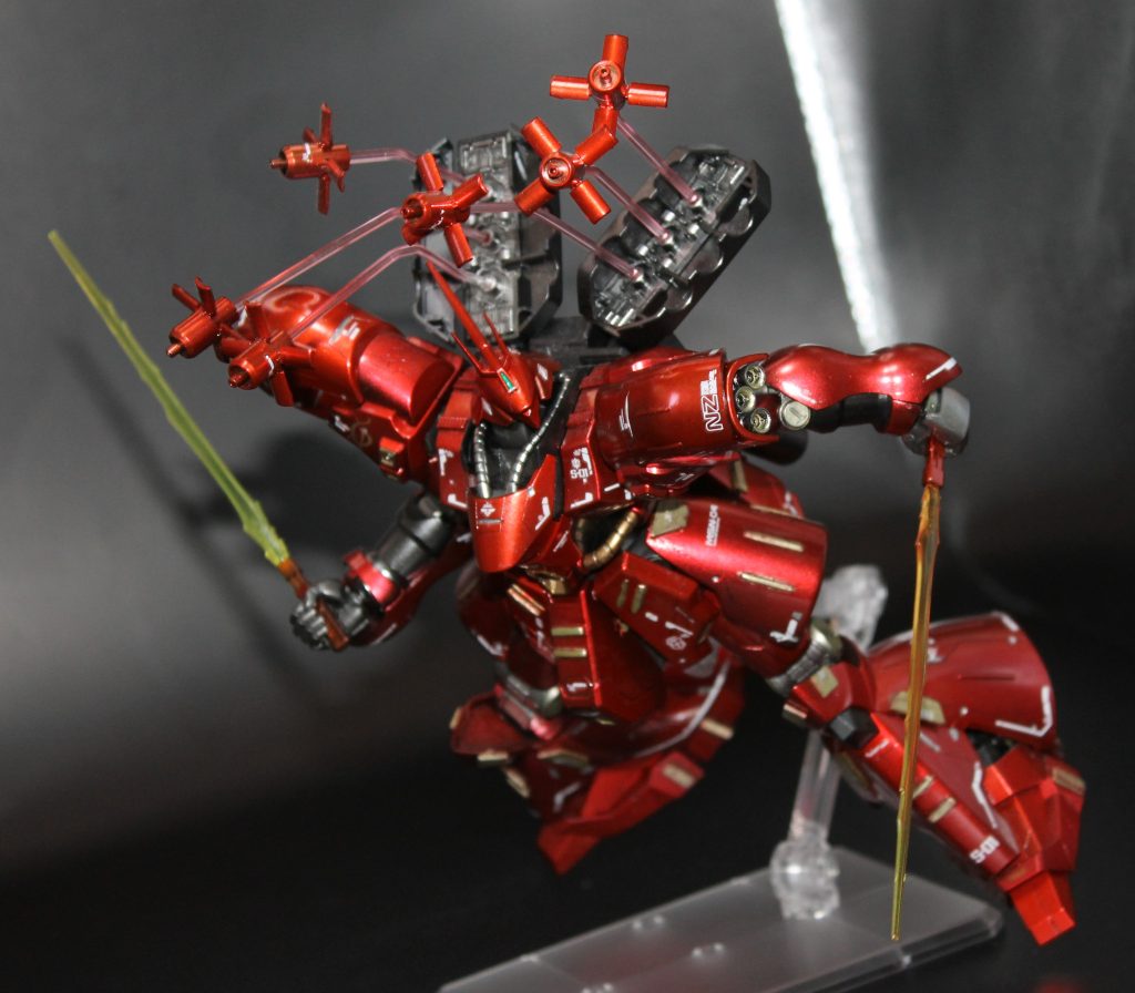 ビームサーベルバージョン。せっかくなので二本を別々の色で塗装。色が薄い方はパワーダウンしてそうで不安になりますが。ポーズや武器を色々試していて思いましたが、私はこの二刀流が一番好きかもしれません。映画での省エネ機構も踏まえて、大柄な機体が合理的でコンパクトな武器を使うところが魅力的ですね。もちろん単純にかっこいいのも理由です。