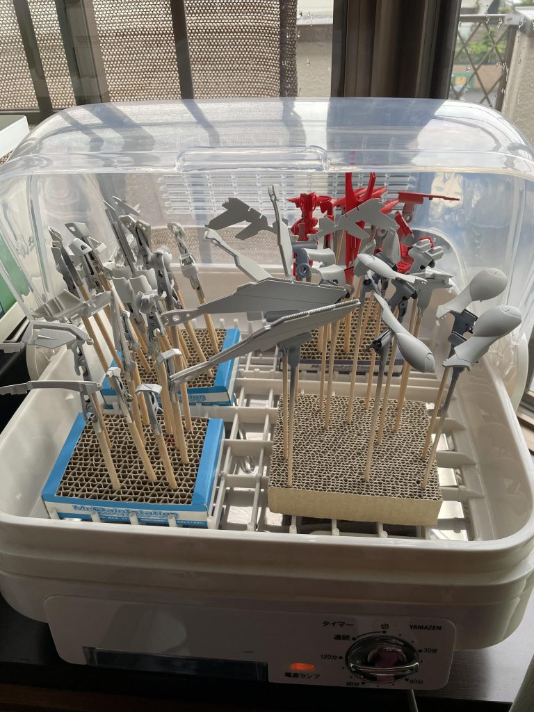 嫁さんから許可をもらいつつ、短時間ながら塗装スタート。今回は初めてゴールドパーツの下地に赤を塗って発色の違いを見てみることにしました。