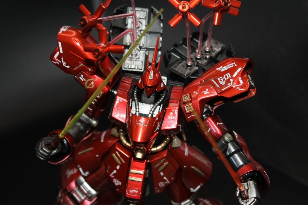 気に入ったためアップでも一枚。駄々っ子斬りが有名ですが、構えているとやはりかっこいい。今更ですがファンネルが飛んでいると情報量が上がっていいですね。今後もいろいろ飛ばしていきたいところ。