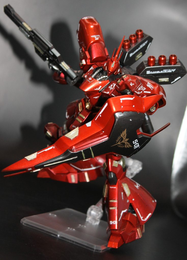 箱絵風のポーズ。赤色は二種類のキャンディ塗装、関節部や盾などの黒はガンメタで仕上げています。ピカピカで満足感がすごい。かっこいいし可動も良好、更に合わせ目もほとんど出ないと超優秀なキットですね。17年前のものとは思えない…今でも大量に再販されるわけだ。