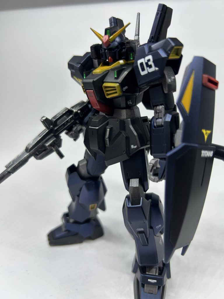 外装は魅せられてのプリズムブルーブラックを全身に塗装、ボディはシンプルにブラック、フレームはサーフェイサーエヴォガンメタ、トップコートに半光沢を吹いています。