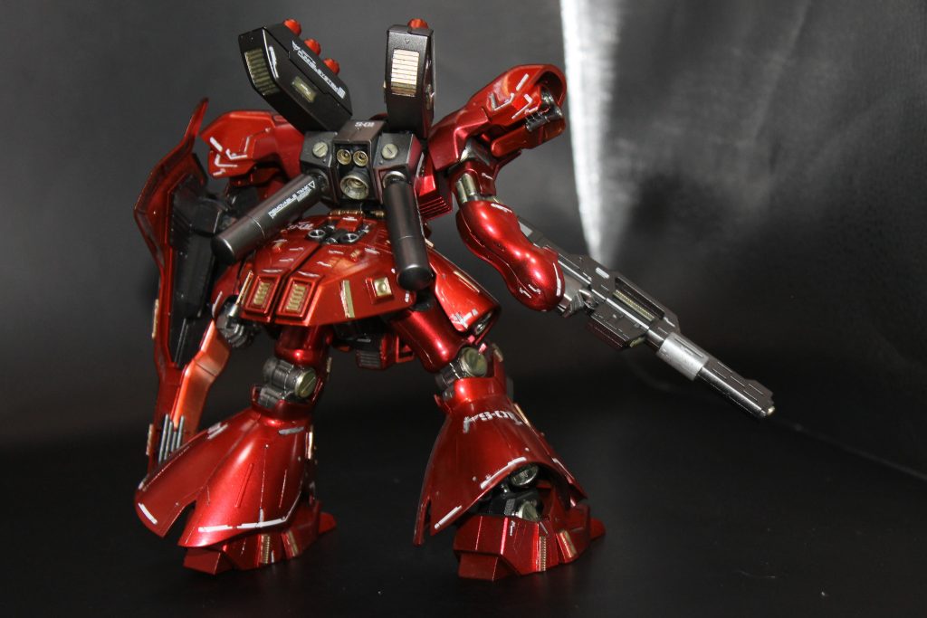 後ろからの一枚。サザビー出ます!サザビー発進!気迫があるというか半ギレというか…あの声は印象に残りますね。後ろだからと言ってさぼらずにディテールアップをしています、えらい。