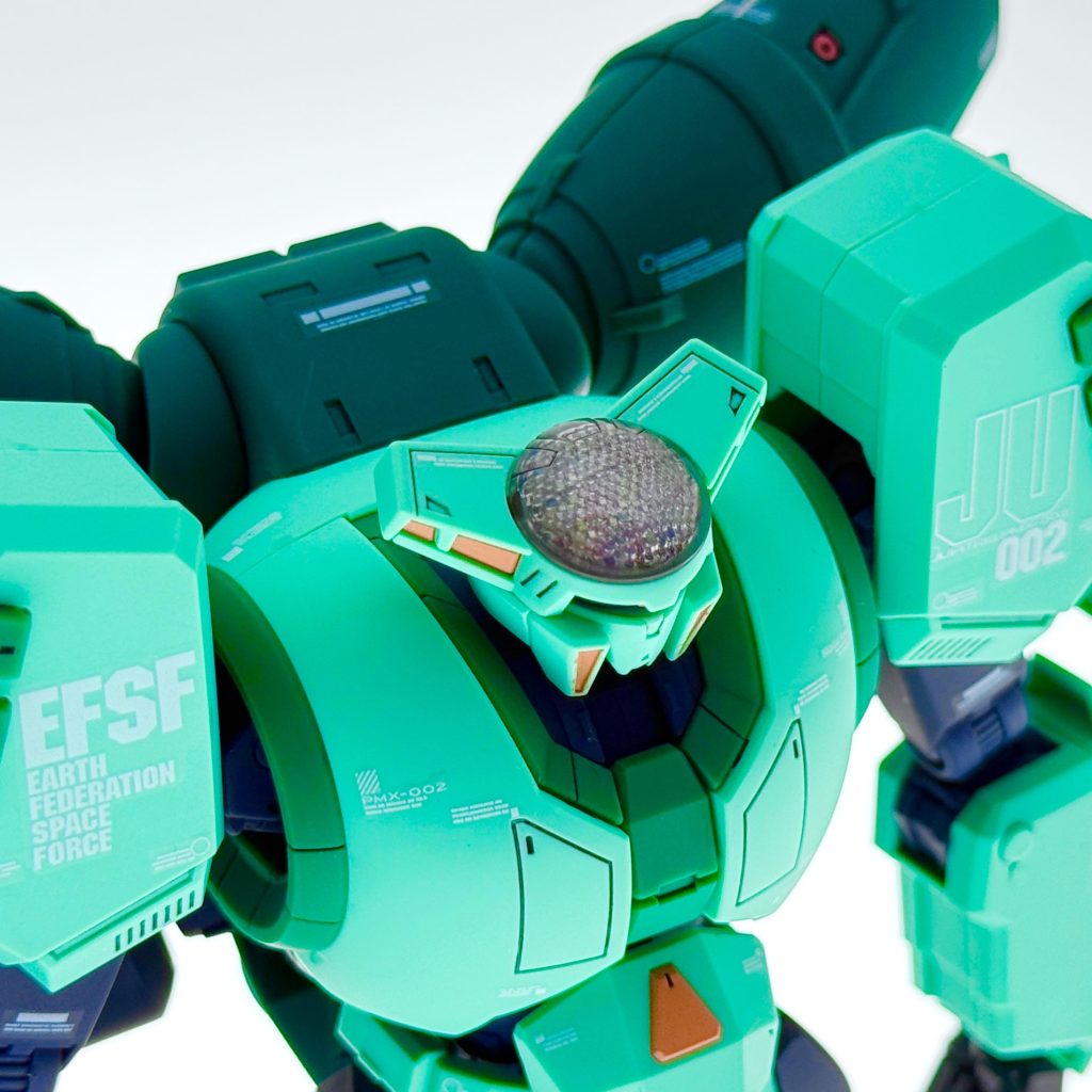 キットには交換用ヘッドユニットが付属。レーダーのイメージを保持するため、透明パーツはつや消しスプレー未処理のままです。両肩のマーキングはKAS版のデカールを参考にし、HGスケール用に形状調整を施しました。