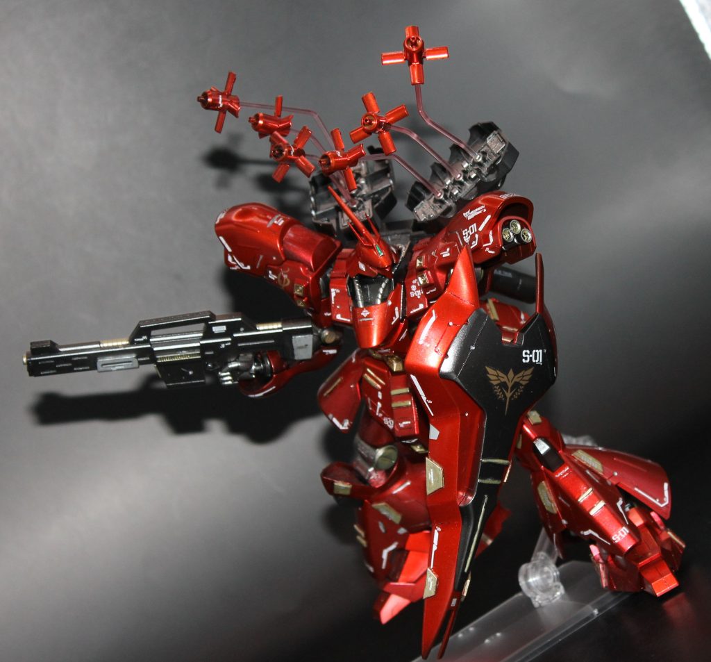 そしてファンネル展開。透明プラ棒が頑張ってくれています。こういった小物が飛んでいる作品を見るたびに「すごい!」と思っていたので自分にもできて嬉しかった思い出。プラ板でのディテールアップも施しましたが、若干浮いて見えますね。今でも試行錯誤の最中なので頑張りたいところです。