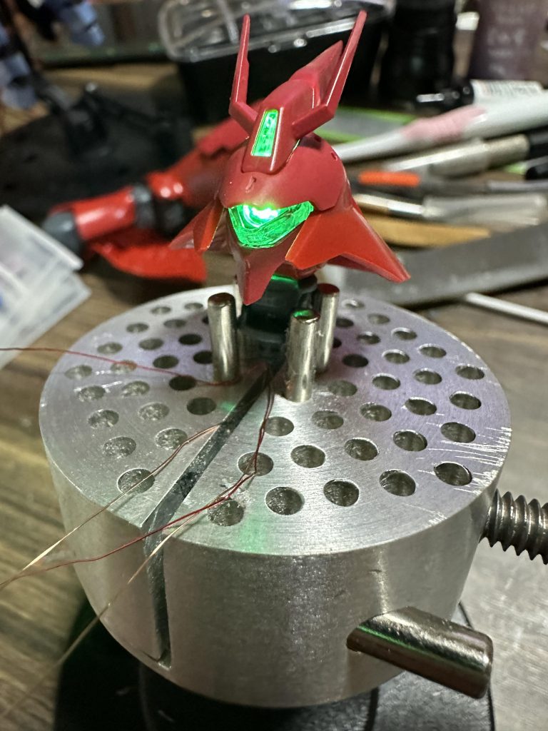 塗装前、一面緑になるバイザー