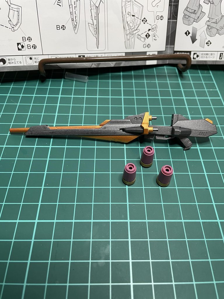 バスターライフル。昔MGウイングガンダムVer.Kaを組んだ際、今回のようにエネルギーパックを赤に塗ったことがあったのですが、当時は筆塗りで尚且つ下地無しで重ね塗りをした結果、厚塗りで見栄えが悪くなってしまったので少し気を使いながら塗っていきました。