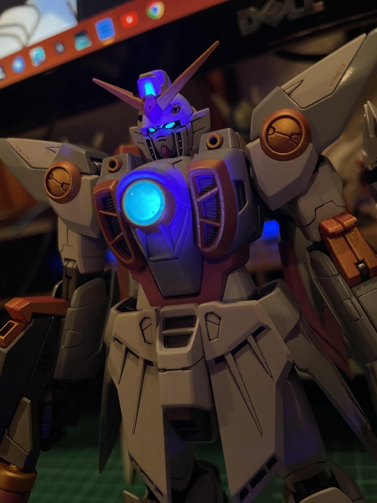 胸部、ツインアイ、センサーカメラ、シールド先端部はガイアカラーの蛍光ブルーグリーンで塗装してあるので、毎度の事ながらブラックライトで照らすとビコーンします。この色とても良い発色をしてくれます！