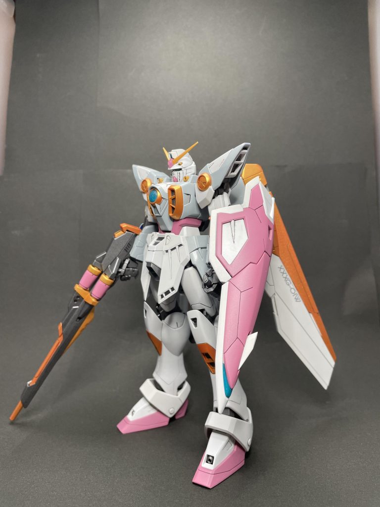 全身左前MGウイングガンダムの発売年は2010年。このキットを買ったのも同年、というか発売日に買った記憶が(ﾉ∀`)ﾀﾊｰ当時のガンプラ全般において、モールドやディテールはごくシンプルな構成で､今の流行りからするとちょっと大味に感じるかもしれません。だからといってスジボリをモリモリ足したわけではありませんが、シールドだけはどうもノッペリ感が強かったので気持ち程度に彫ってみた次第。