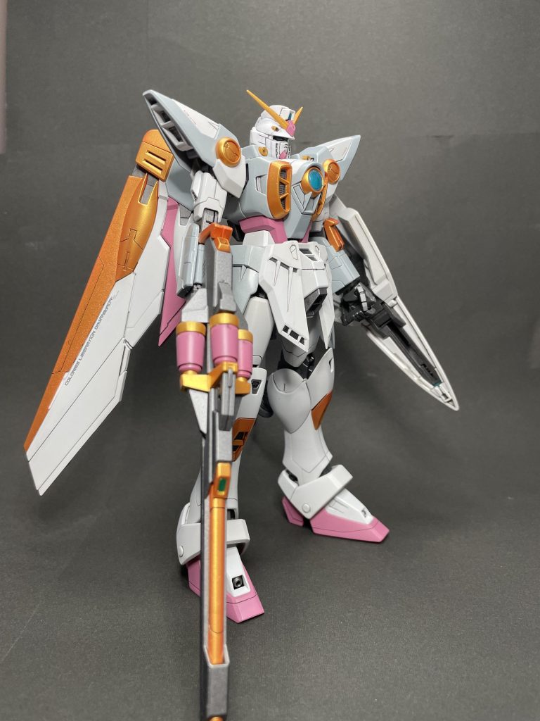 全身右前前述の通り、最も配色を変えたのはバスターライフル。本体基部こそメカサフを吹いたのみですが、この武装はウイングガンダムの特徴の1つなのでエネルギーパックやパック基部などを派手めに塗って、単色での重厚感よりも見た目のインパクトを重視しました。