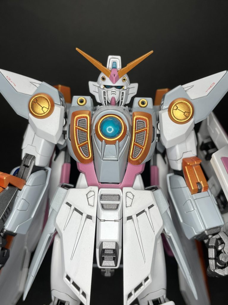 正面アップ本来はグレーだった胸部バルカンはゴールドに変更。頭部のそれと同じ配色にして統一感を出しています。※アップしていて気づいたのですが、右肩の円形パーツの向きが間違ってました(´Д` )ｱﾄﾃﾞﾅｵｼﾏｽプロポーションに文句はないので改造は一切していません。ガンダムウイング放映当時は中学生で、近所のプラモ屋で1/100キットを買ってブンドドしてたのをよく覚えています。その時のキットと比べるとMGの出来の良さは15年前のものとはいえ素晴らしいの一言です。