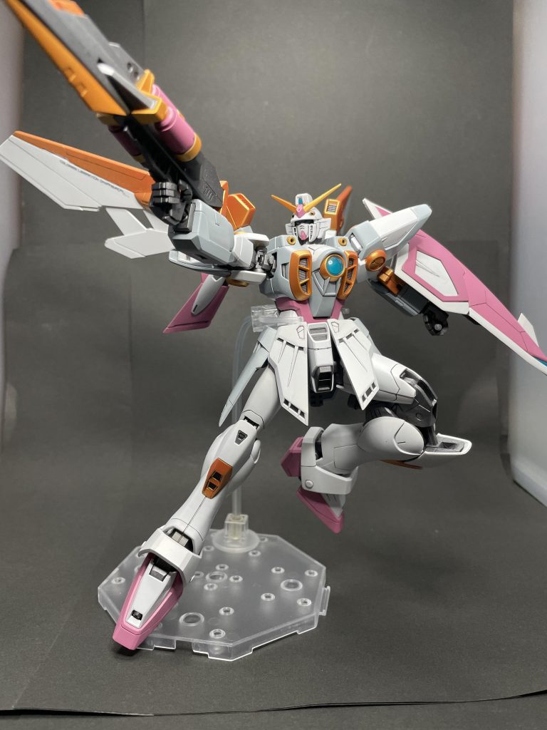 バスターライフルを構えて①塗装当初、エネルギーパックはレッドに塗ったのですが、本体•シールドのレッドパーツはご覧の通り淡い色にする予定でいたので、エネルギーパックだけ真っ赤だと主張が強すぎてしまうのを懸念して統一することに。一番配色が複雑になったのはこのバスターライフルですね｡エネルギーパックが独立しているのに単色で構成するのは塗装する立場からしたら勿体ないの一言です。