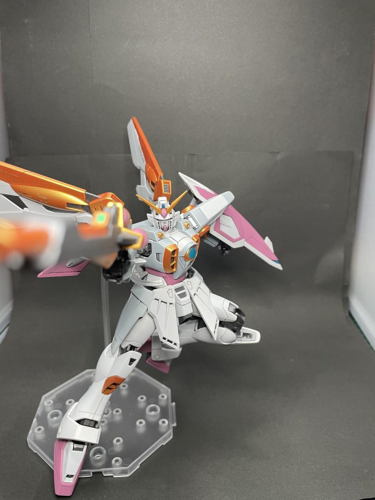 バスターライフルを構えて②ピントがズレてしまっていますが、ライフル銃口部はやはりゴールドに塗っています。ギリギリまでガンメタかゴールドのどちらにするか迷ったのですが、結果的に良い感じに収まりました。