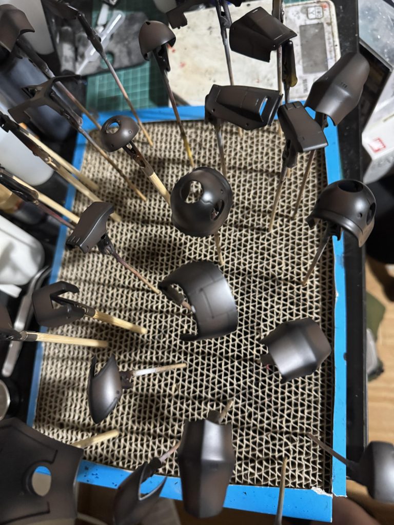 黒サフ→ハイライトにマホガニーを吹いてますが、正直効果はよく分からないw