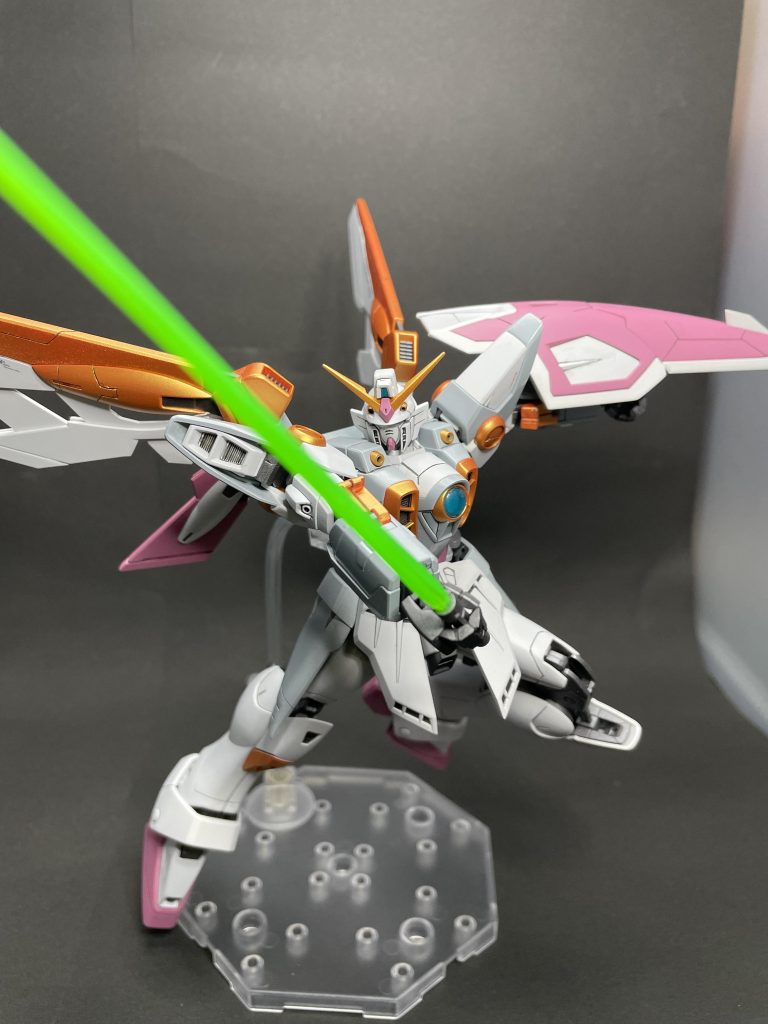 そして必殺(？)の「ノベンタ斬り」！ウイングガンダムといえばこの序盤にして最大の失態を犯してしまったヒイロの一撃。自分設定の中ではこの作戦時はまだ自爆前だったので配色は違うのですがこまけぇこたぁいいんです。