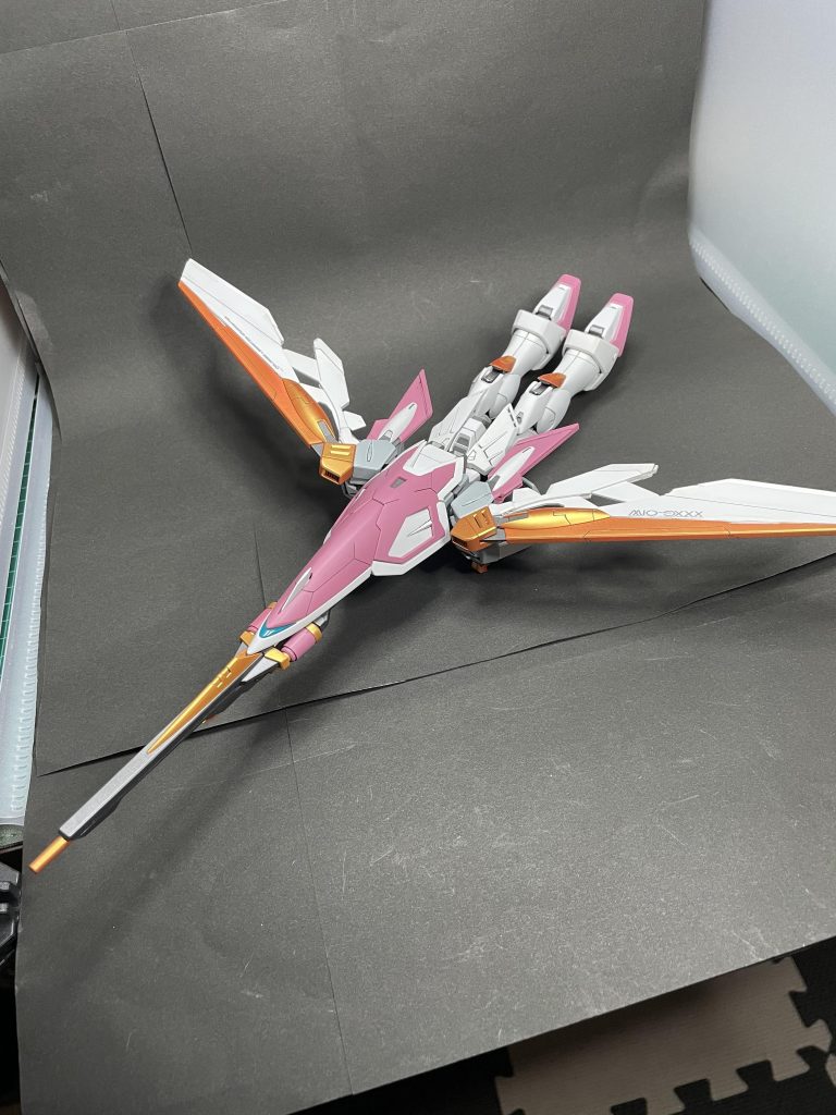 バード形態。本当はこの形態こそ「ネオバード形態」であってウイングゼロの方が「バード形態」って名前でないとおかしいのですが…子供ウケを狙ったらまぁ逆の方がしっくり来るんでしょうな。納得できないけれど。