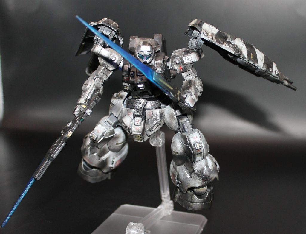 前から見た飛びながらの武器構え。エースが乗っている量産機を目指しながら作っていましたが、そういう雰囲気は出ているでしょうか。量産機って良いですよね…いろいろと自分だけのストーリーが膨らみます。なんで武装を盛られたのか、ビーム部分が青いのか、地球連邦軍にいるのか…前者二つはともかく最後のは異世界転生しか思い浮かびませんが。