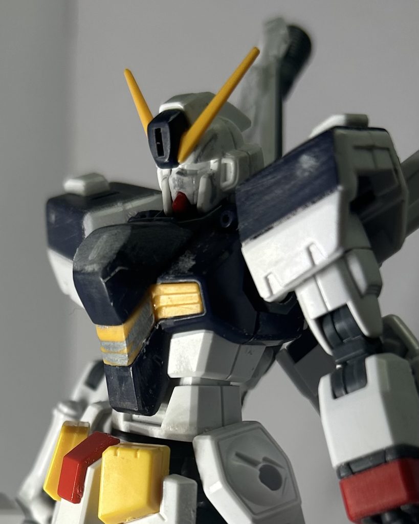 頭部。一応、設定としては海賊といえど正規軍扱いなので特徴のドクロのレリーフを外し微妙に形状変更。空いた穴はそのままメインのセンサーとします。あとは、顔のへの字をパテで埋めたり、ヘルメットのX字の傷(?)を埋めました。胴体。胴体中央ブロックの両端にディテールがありますが、排除します。あと微妙に形状変更……これしない方が良かったなぁ。確かこれはABCマントの取り付けフックかだったはず、付けるつもりないので抹消。あと、フリントを作ろうとしていた名残その1。クロスボーンガンダムの特徴のデカいダクトを、塗装の手間を考えて中央部だけ切り離してディテールを埋めて通常装甲風に変えました。