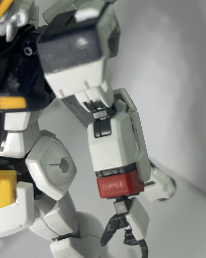 腕部。フリントにしようとしていた名残その2。肩のスラスターダクトを削り取ってプレーンな感じにしました。肩上部のパーツもABCマントの取り付けフックだったはずなのでやっぱりオミット。その他はそのまま。