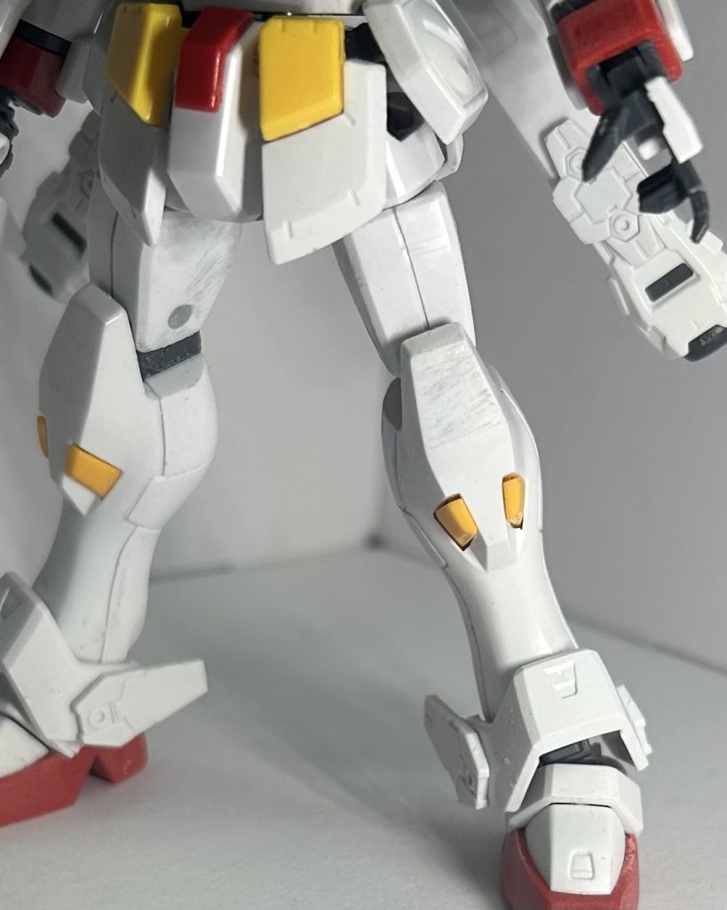 腰部。何となくもっとプレーンにしたかったのでフンドシアーマーをガンダムAGE1のものに変更。脚部。基本そのまま。くるぶしアーマーが主張強く感じたので、トゲ、いや飾り…?を排除して代わりにアップグレードパーツをいい感じに配置しました。あとは地味に膝アーマーのディテールを削ったり、太もも横のディテールを埋めました。ここも地味にフリント要素。と言うかフリントを作るなら、太ももはF91から持ってきた方が形状的にソレっぽい?あ、地味に太ももの継ぎ目を削って1ミリくらい短足になってます。ついでにサフ吹いた後にかなり足長に感じた為、股関節を数ミリ上にあげています。