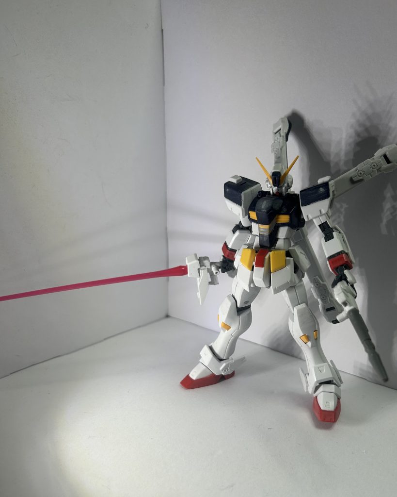 武器。やっぱりザンバスターは外せない、だけども海賊っぽすぎるので、色々と意匠を削ったりジャンクパーツに置き換えて若干プレーンな感じにしてます。いやまぁうん、新しく作っても良いかなぁ、と思いましたが。分離はビームザンバーならぬビームモノホシザオとしています。1/100のビームサーベルだからなっがいのです。原作で、相手が長い得物持つならこっちは更に長い得物、みたいなくだりがあったはずなのです。問題は、入んねぇ……。反対はビームハンドガンとしています。