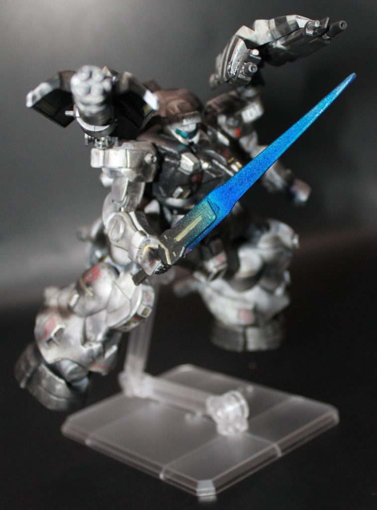 使いづらそうな武器を頑張って構えた一枚。腕の武器と一緒に使うのは難しそう…牽制用になるのか?しかしガトリングはディランザに似合いますね。腕にも持たせたかったのですが、付属の武器も個性が見えてよかったので今回は見送り。何より大きな武器を持たせると盾に干渉するんですよね。上手い改造方法も勉強したいところ。