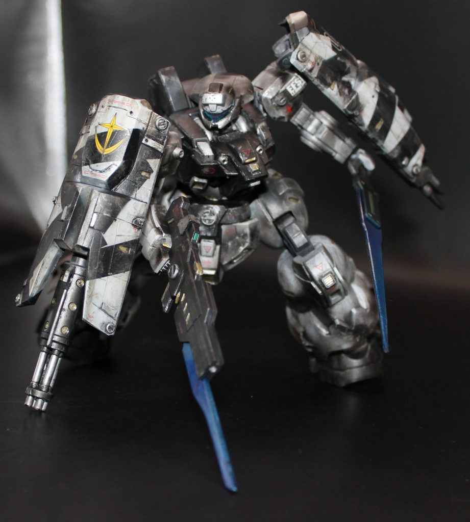 お気に入りの武器構え。連邦マークがよく見える。うちの陸戦型ガンダムと並べるために連邦軍に入ってもらいました。良い感じのデカールがそれしかなかったからじゃありませんよ。ビーム部分は光の翼ホロブルーにクリアブルーを重ね塗りしました。クリアパーツではなくなりましたが、高出力に見えて気に入っています。