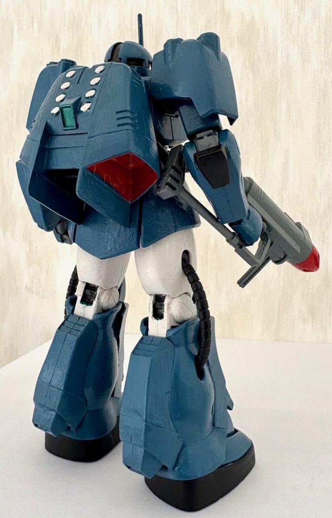 青と白のツートンカラーのおかげで元のカラーより水中用モビルスーツらしさを出す事ができた。