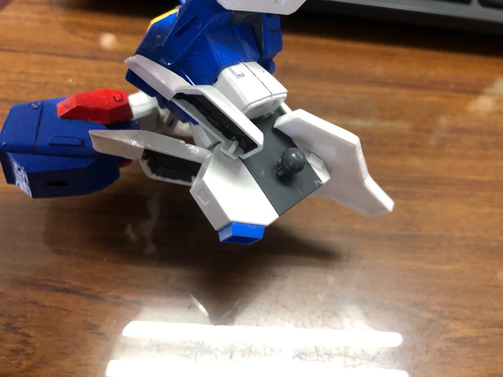 リアスカート自作プラ板を組み合わせ、パテで修正