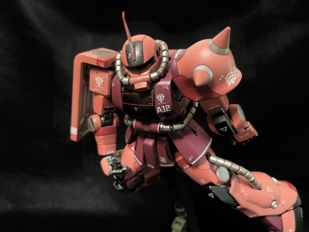 今回は前回に比べるとメタリック塗料を多めにしてややギラつかせてみました。僭越ながら調色レシピです。レシピといっても配分は適当にやっていたのでわからないんですが…ピンクメタルレッド、メタルイエロー、ホワイトシルバー、クールホワイトレッド上記ピンクにさらにメタルレッド、レッドを加えたものワインレッドメタルレッド、レッド、クールホワイト、メタルブルーこの他、動力パイプ部分やビス部分など全部で10色ほど作り、既存の色も含めて15色ほど使いました。(歴代最多！)想定が甘くピンクが足りなくなるミスもありながらでしたがなんとか完成できました。  この作品はYahoo!フリマにて出品してます。https://paypayfleamarket.yahoo.co.jp/user/p62157778