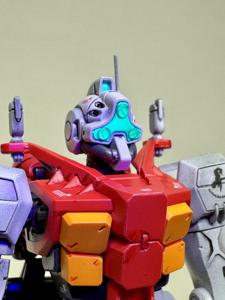 モールドもあるし複製してクリアパーツ化してLEDいれようと思いましたが…ユニット押し込む場所が無く断念。エッチング貼り付けて蛍光ブルーグリーン塗装。UVで発光ぽく