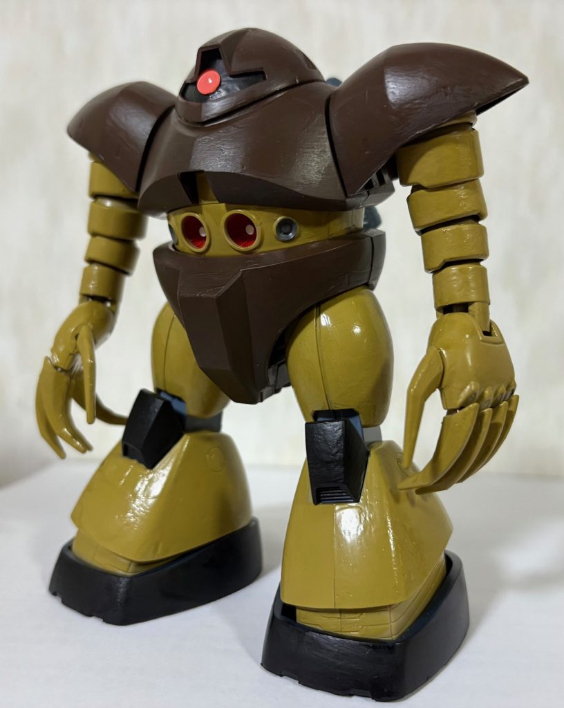 ブラウンの箇所はアッガイ同様、つや消しブラックとブラウンで渋い色合いにしており、逆に手足の黄色い箇所は水泳部なので光沢感を出している。なお腕のボールジョイントをフレキシブルに動かしたい場合は薄くシリコンスプレーをかけるとスムーズに動くようになる。