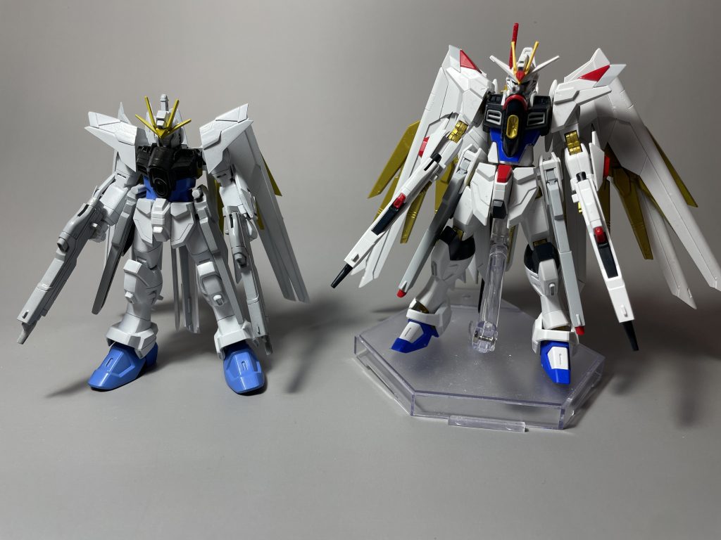 HGCEマイティストライクフリーダムと並べてこの差が僕の性癖に刺さるこのちんちくりん感こそコレクションシリーズの醍醐味ですよね!! 当時はこのちんちくりん、ずんぐりキットを見てがっかりしてましたが、今はなつかしさすら感じて愛おしいんですよね、、、旧キットが好きな方々の気持ちがわかるようになってきたのかな、、、