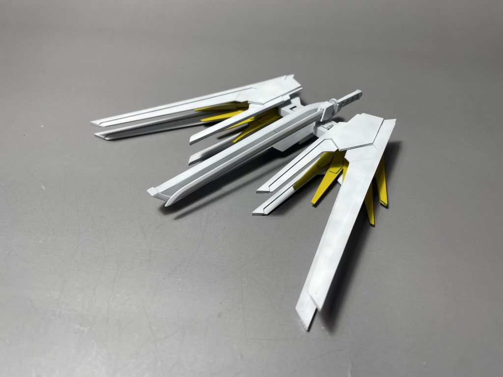 カラーリングはコレクションシリーズなので2色分け本体の白と同一の白を塗ってます。ゴールドではなく黄色で塗装することでチープさが出て満足です