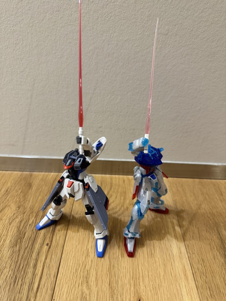 戦いに勝利したガンダム