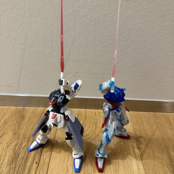 戦いに勝利したガンダム