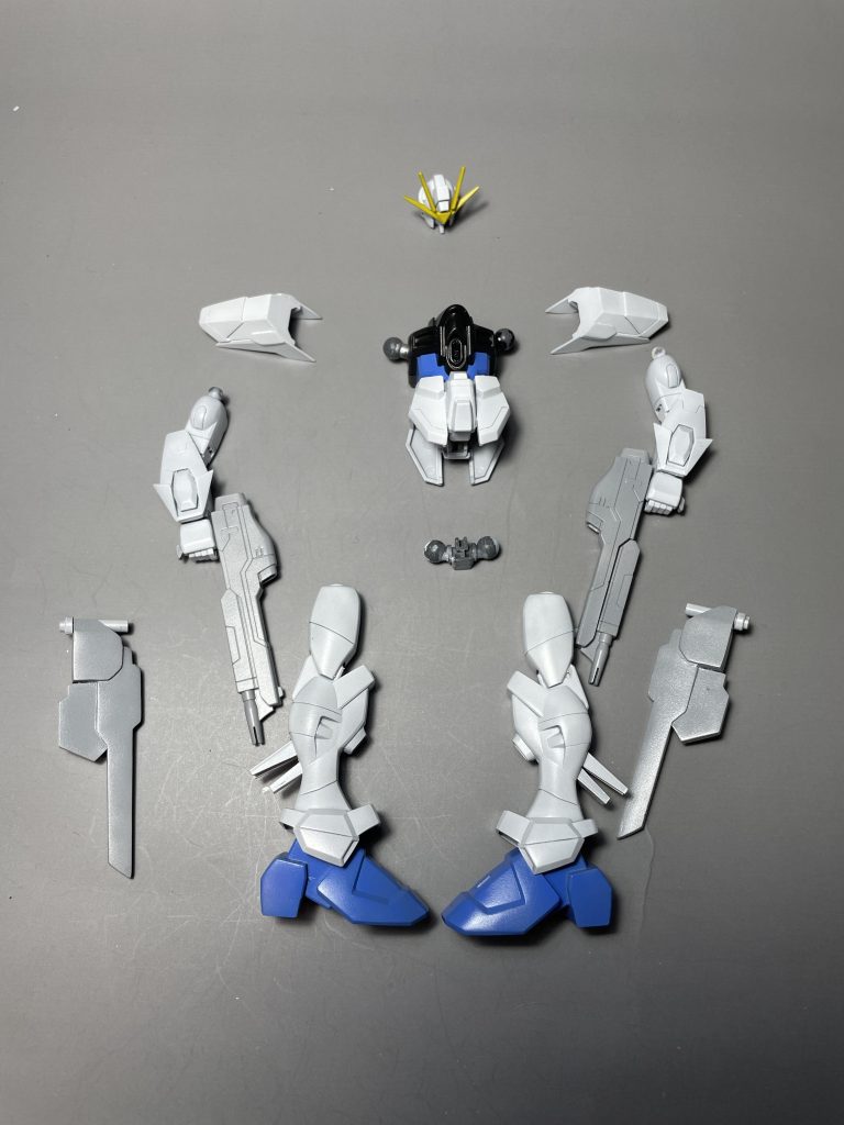 バラした姿改造箇所は肩、ビームシールド発生基部、フォランスアスタレール砲、ふくらはぎ結構違和感なくなじんでいるのではないでしょうか。