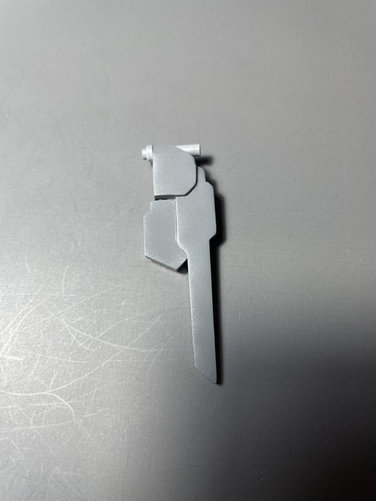 フォランスアスタレール砲形状が全く違う腰レールガンプラバンとパテで形状変更ビームサーベルのラック位置も違うのでプラバンでラックを作っていま。、ビームサーベルはプラ棒