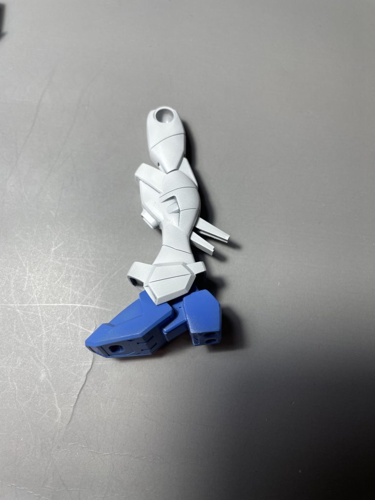 足変更箇所はふくらはぎのスラスタースラスター自体はプラバンで箱組。ふくらはぎ側に穴を開けてます。