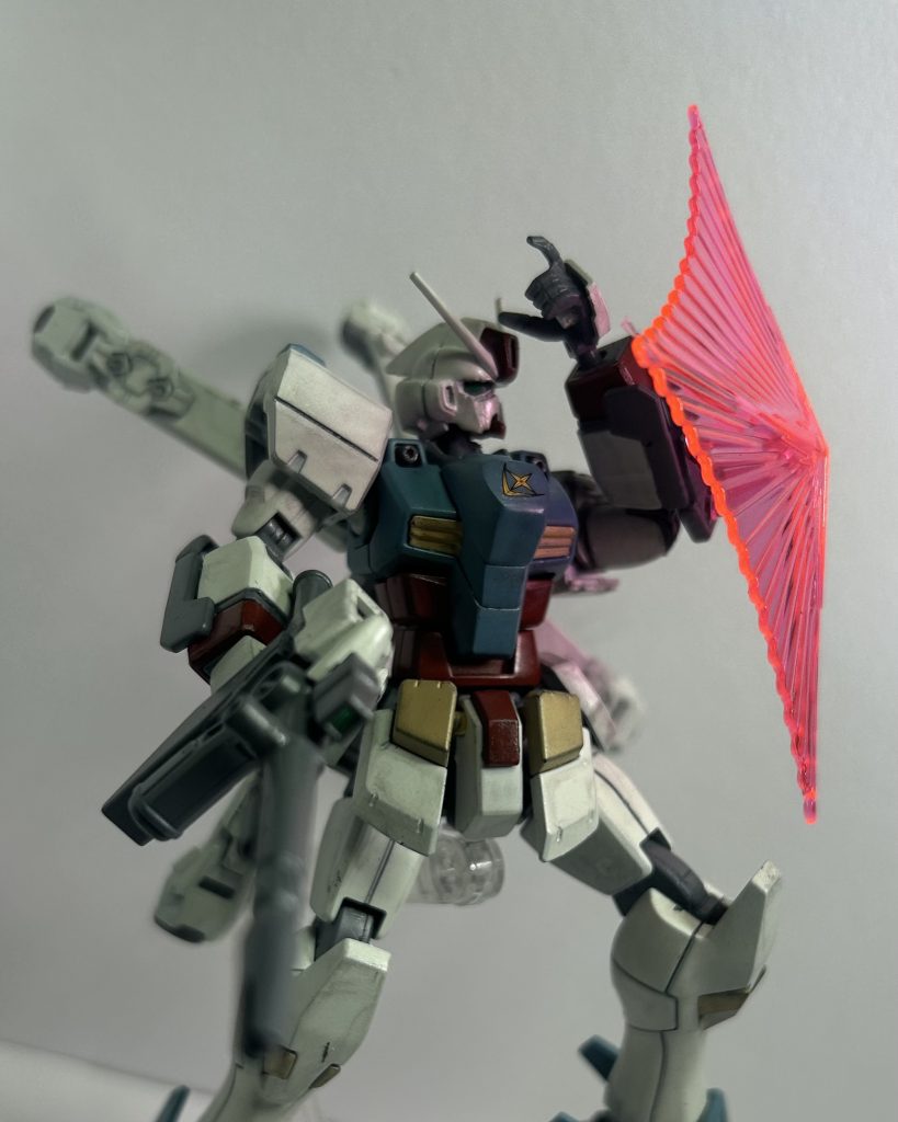 ビームシールドで攻撃を防ぐF97。