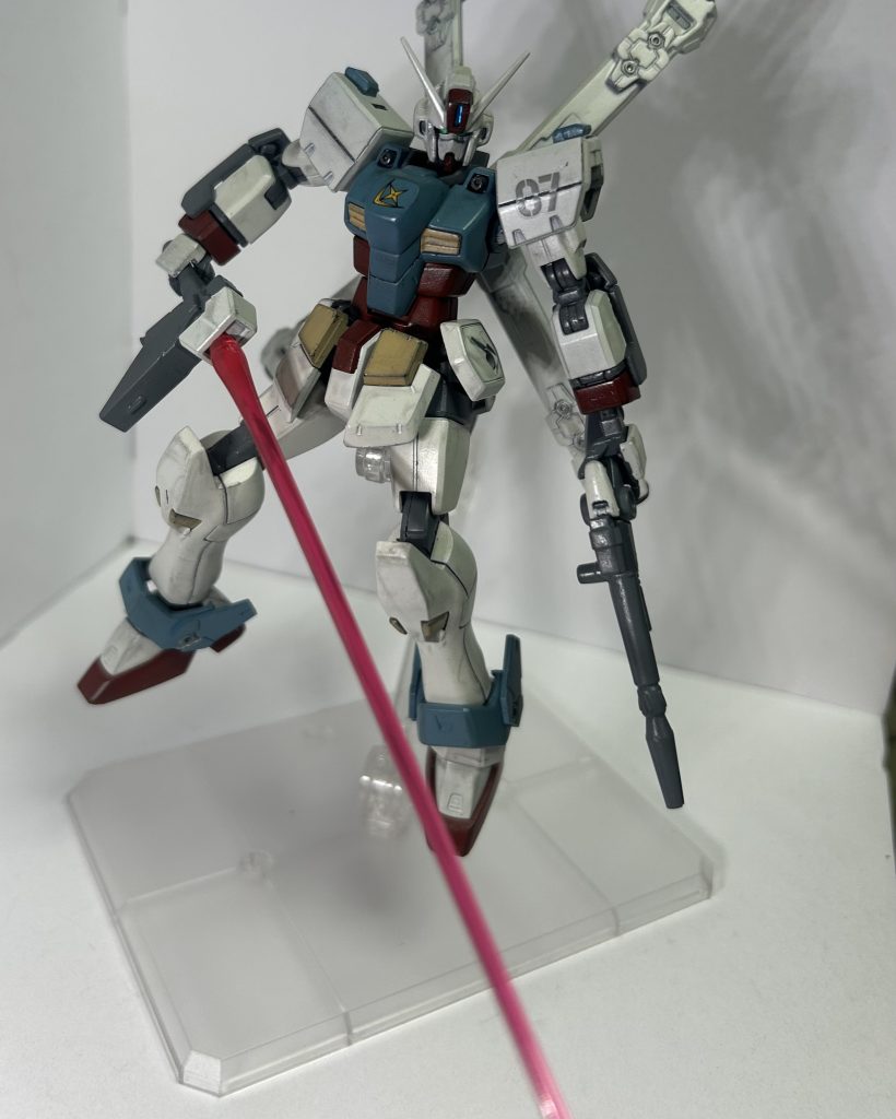 武装はビームザンバーならぬビームモノホシザオとビームハンドガン。ビームシールドが一般的になった時代、最早従来のビームライフルは一撃必殺の武器ではなくなった。確実に敵機を撃墜するために注目されたのはハイパー・ビームサーベル等の高出力接近武器。接近戦のアドバンテージを稼ぐため、従来のビームサーベルよりも有効距離を高めている。