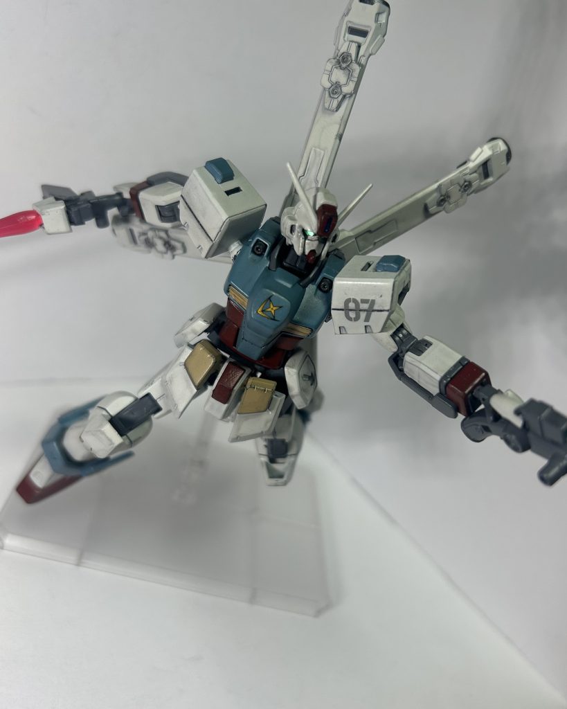 接近戦を試みるF97。斜めに配置された連峰のマークは彼ら部隊のアウトローさを物語っているかもしれない。