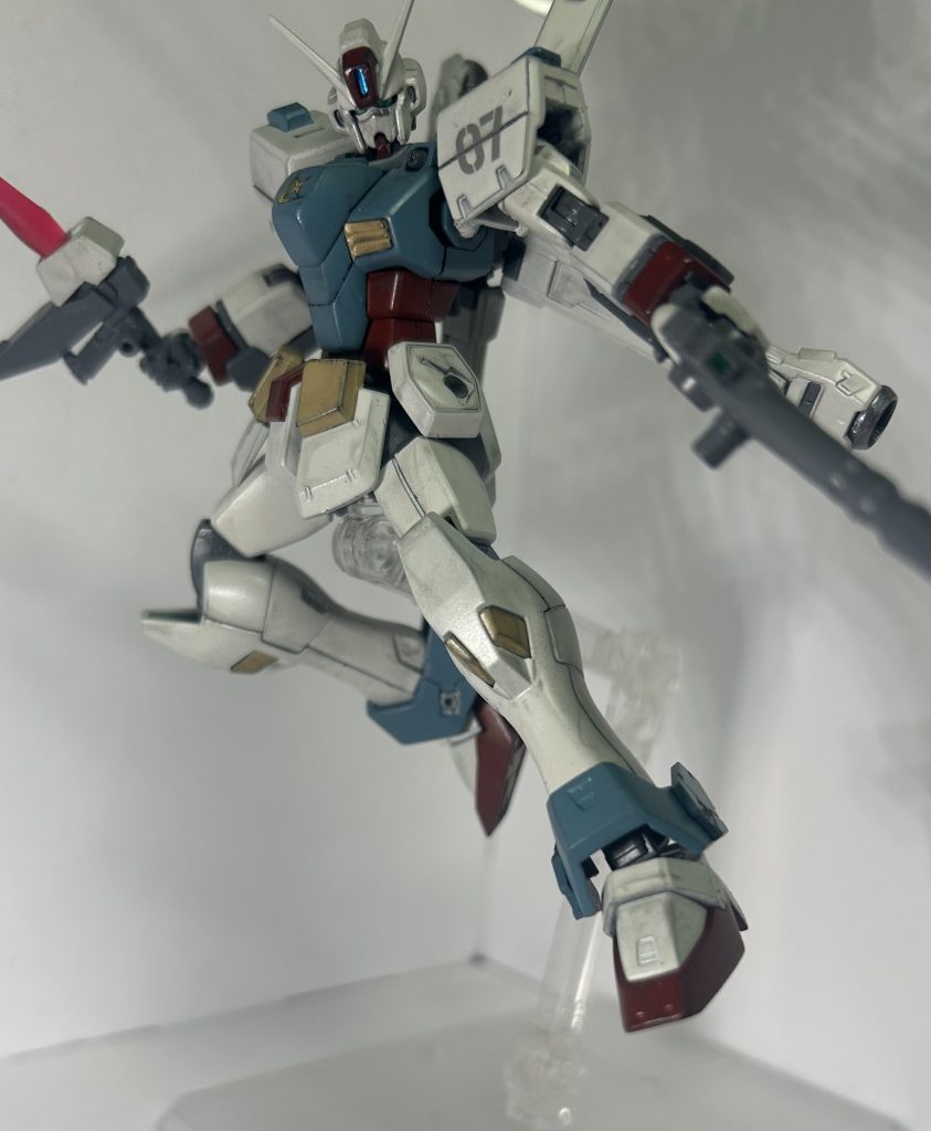 ビームピストルを放つF97。肩のナンバーは所属部隊での機体番号を示す。