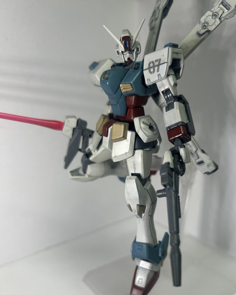 カラーリング。いつも通り黒立ち上げで。いつものインシグニアホワイト。ダルレッド、ライトサンド、インターミディエイトブルーでトリコロール。関節等にはガンシップグレイ2、バーニアがライトガンメタル。結構、ワザとヒロイックなカラーにしてみました。あと、何となくマトモな連邦軍人の集まりじゃ無い事をわかりやすくするために、連邦マークを斜めに配置してみました。